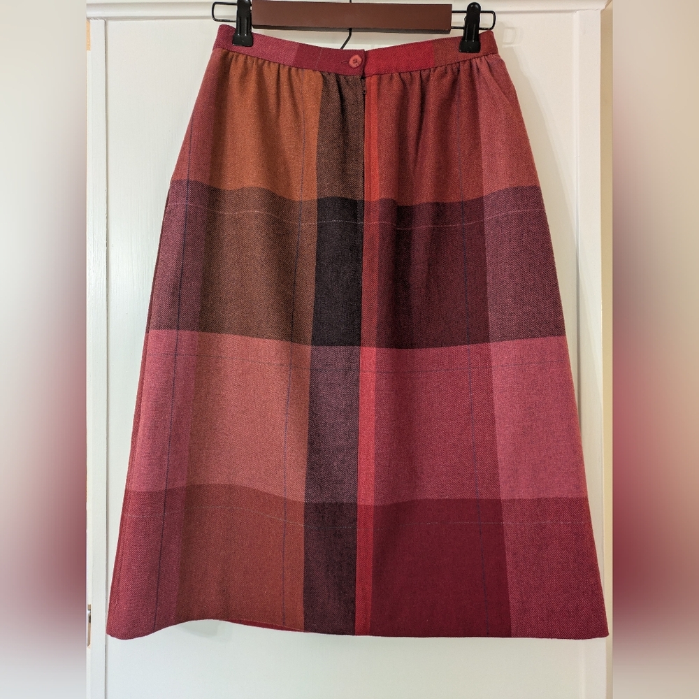 Red Plaid Wool Skirt - The Wyndham Collection, Vintage Size 6 Petite (= Size 4?) - Picture 3 of 6